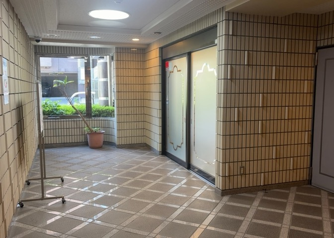 ロビーというと、エントランスと何がちがうの？と思いますよね。実はロビーとエントランスには明確な決まりはありません。物件によっては、エントランスを入って広がるある程度の広さのある空間がロビーとなります。