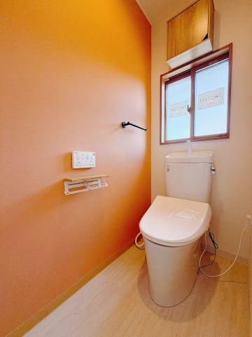 ■トイレ｜1階・2階にもトイレがついています。オシャレなアクセントクロス・窓付きはポイントです♪