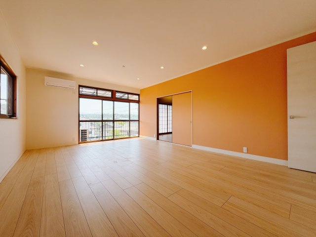 ■主寝室｜ダブルベッドを置いても充分な広さを2Ｆのお部屋に設けております。お子様と家族みんなで寝るのも夢じゃありません♪窓からは光が差し込むので日中でも明るいお部屋です。