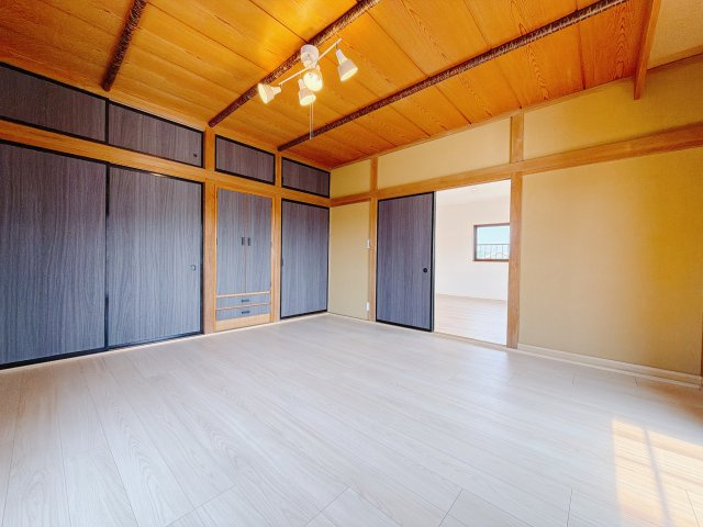 ■2階洋室｜ナチュラルカラーの床です。模様替えなどとても楽しく工夫できます♪陽当たり、風通しもとても良いので毎日快適な生活スタートです！子供部屋にも良いですね♪