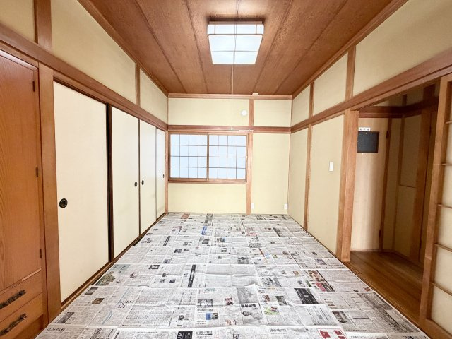 落ち着いた色合いの内装で、ゆったりと過ごせる和室。収納スペースが確保されているため、寝室や子ども部屋としても使いやすい間取り。窓からの採光もあり、明るさを確保。和の趣を感じられる空間です。