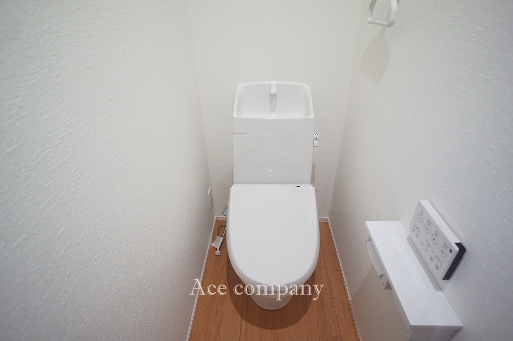 【同社による同仕様の施工例】トイレは1階と2階の各階に完備☆ともに同仕様のシャワートイレです☆