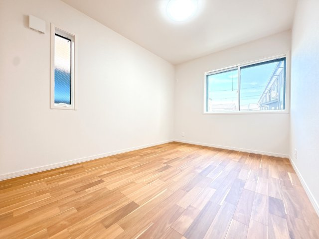 1Ｆ6．5帖の北側洋室になります♪