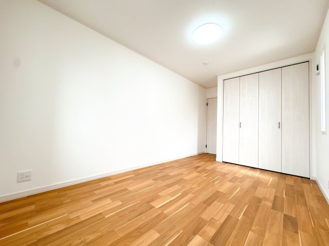 1Ｆ北側洋室の別角度になります♪