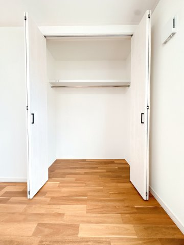 2Ｆ北側洋室の収納になります♪