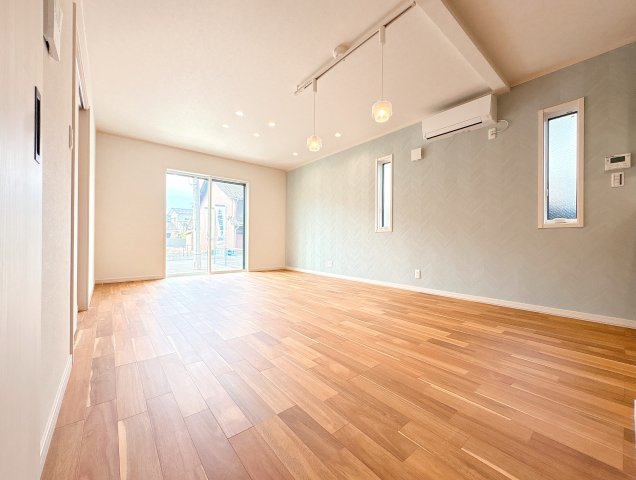 18帖の広々としたリビングになります♪1Ｆの窓にはシャッターもついており防犯面も安心です♪