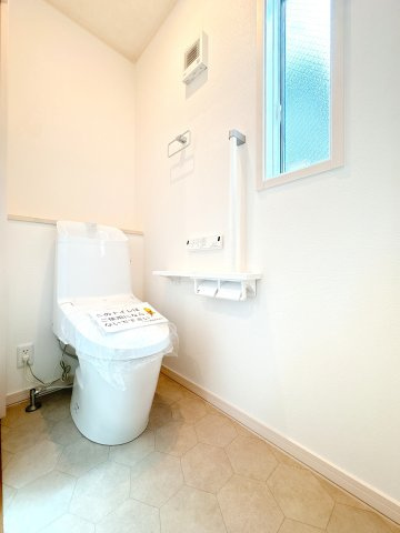 2Ｆ温水洗浄機付き便座になります♪