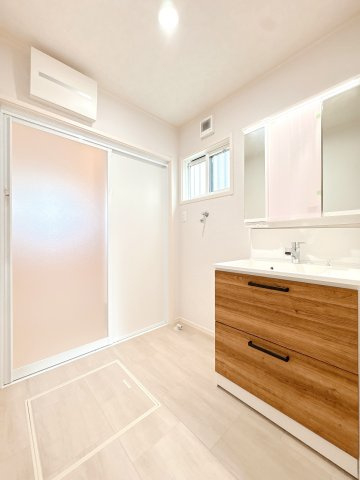 シャワーヘッド付き洗面台になります♪鏡裏には収納もございます♪