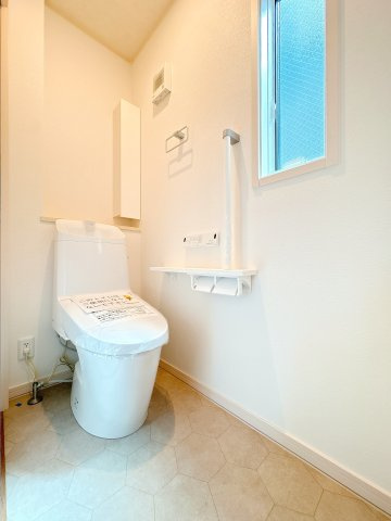 1Ｆ温水洗浄機付き便座になります♪