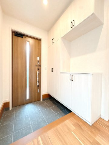 シューズボックス付きの玄関になります♪