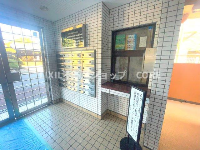 防犯カメラ付きのエントランスでセキュリティ面も安心！管理体制良好なマンションです。