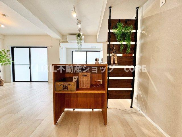 家族の一体感を感じられる広々としたリビングスペース。家族の笑い声が今にも目に浮かびそう。