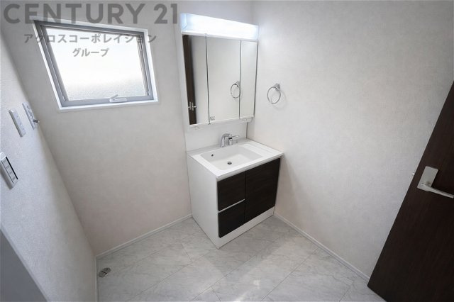 化粧品や洗顔料、歯ブラシなどの必需品をまとめて置ける収納スペースがあり、使用するたびに取り出す手間が省けます。また、水回りのため、濡れても大丈夫な素材が使用されており、お手入れが簡単です。