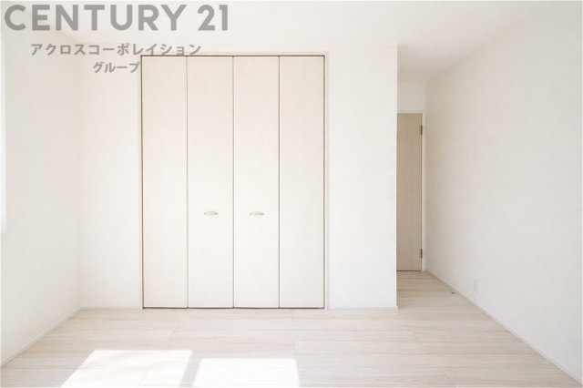 明るい色合いのフローリングとクロスを使用した洋室は家具やインテリアとも調和しやすく空間が広く感じられ開放感を生み出します。自然光を効果的に反射し、室内を明るく保つため、日中の照明使用を抑えられます。