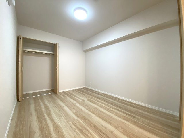 洋室5.5帖　間取り図真ん中の部屋　間取り図中央・約5.5帖の洋室です。リビングに隣接した使い勝手の良い配置で、クローゼットも完備。お子さまのお部屋や趣味の部屋としてもぴったりな空間です。　