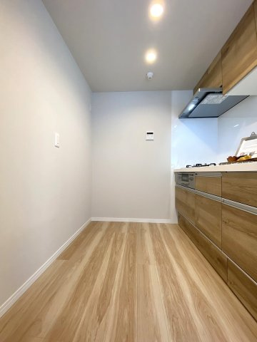 キッチン幅　お手入れしやすいキッチン周り。十分な調理スペースと収納量を確保しており、毎日の家事が手際よく行えます。デザイン性と機能性を兼ね備えた快適なキッチンスペースです。