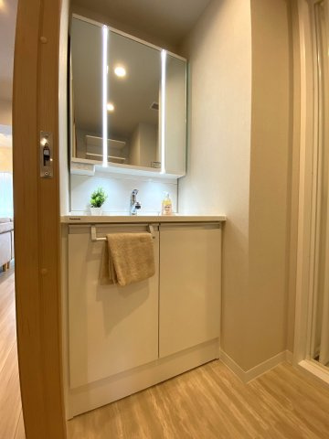洗面台新規交換　清潔感あふれる洗面化粧台に新規交換済み。身支度がスムーズに行える機能的なデザインで、収納スペースも確保されています。朝の忙しい時間帯も快適にお使いいただけます。