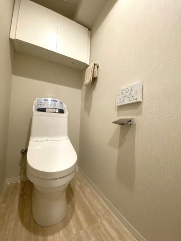 トイレ新規交換　温水洗浄便座付きで、毎日気持ちよくお使いいただける衛生的な空間です。クロスも全面貼り替えられており、明るく清潔感のある雰囲気に仕上がっています。