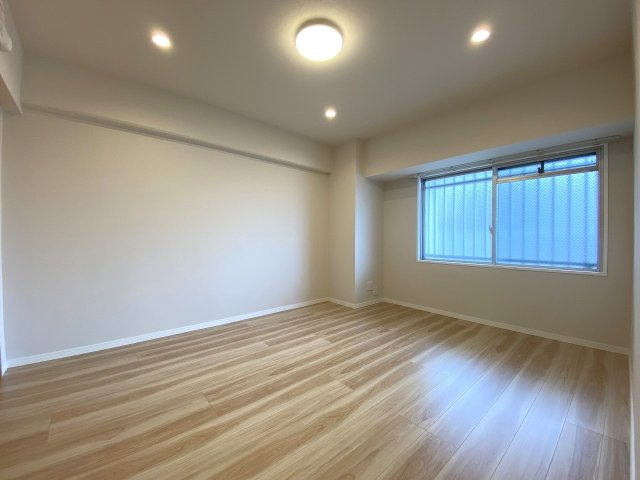 洋室7.4帖　間取り図左上の部屋　約7.4帖のゆとりある洋室。主寝室や子供部屋としてもゆったり使えます。大きな収納スペースも備わっており、お部屋を広く清潔に保てる設計です。