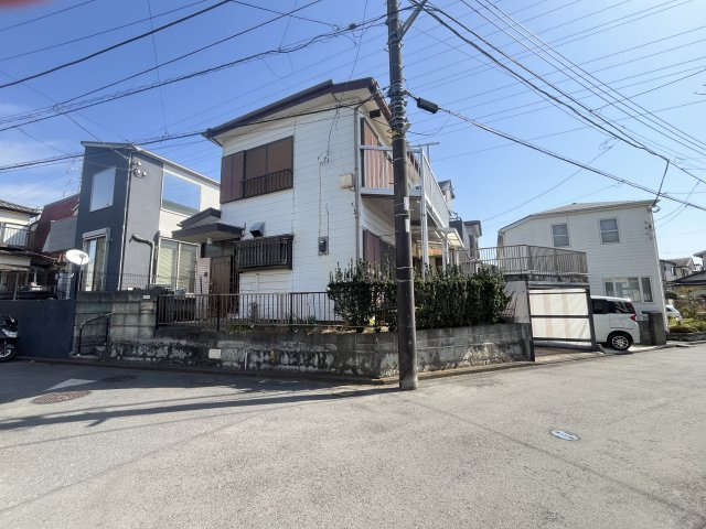 南西・北西「角地」の1区画です。高い建物が無い低層住居エリアにつき開放感や陽当りを確保しやすい立地です。※建物解体前の写真です。