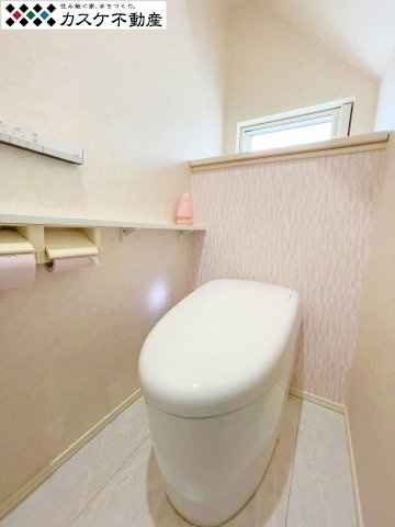 最新の節水型モデルを採用した環境にも家計にも優しいトイレ設備。ホワイトを基調とした内装は、視覚的にも広さを感じさせ、清潔な印象を与えます。家族全員が毎日使う場所だからこそ、快適さと清掃性を両立です。　