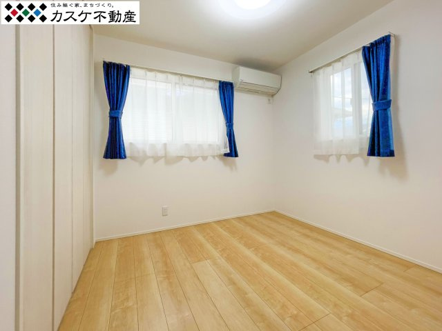 窓から入る自然光が心地よい、2階のプライベートルーム。断熱等級4級の性能により、夏休みの宿題も冬の受験勉強も、快適な室温の中で集中して取り組めます。独立した空間で、個人の時間を大切に過ごせる設計。　