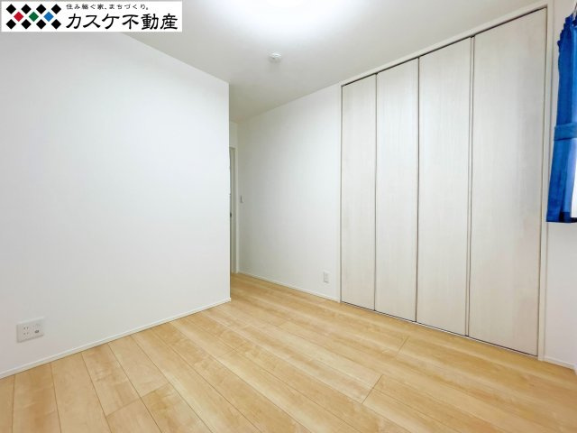 ウォークインクローゼットを完備した主寝室に最適な洋室。季節物の衣類やスーツケースまで一括して収納できるため、居住スペースを常に広く使えます。南向きの窓から朝日が差し込み、心地よい目覚めを約束します。　