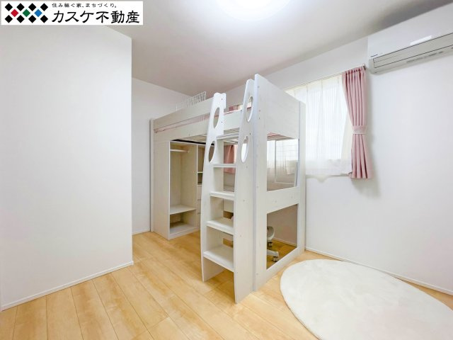 全居室に複層ガラスを採用しており、遮音性と断熱性に優れた静かなプライベート空間。夜も静かに読書や趣味の時間を楽しむことができ、一日の終わりにふさわしい、心からリラックスできる落ち着いた居室です。　