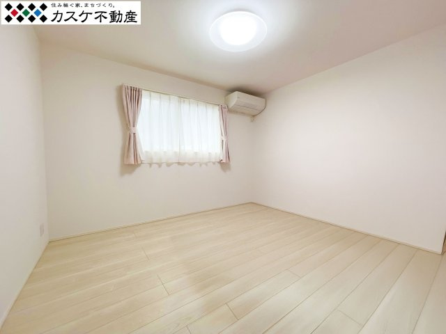 ライフスタイルに合わせて、テレワークルームや趣味の部屋としても活用できる柔軟な空間。2021年築の築浅ならではの綺麗な内装が、新しい生活のスタートを明るく彩ります。風通しも良く、常に清々しいお部屋。　