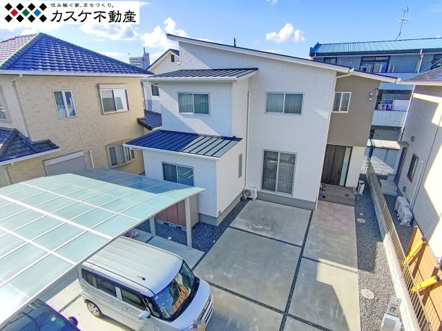 操明小学校まで徒歩2分の好立地に佇む、高性能なオール電化住宅。重厚感のある構造と清潔感のある色使い。前面道路の広さが開放感を与え、駐車もストレスなく行える快適な住まい。　