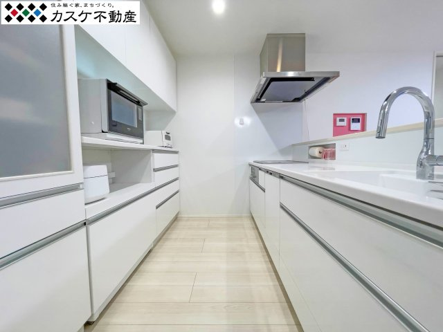 2021年築の築浅物件ならではの清潔感溢れる調理スペース。十分な広さのシンクと作業台を確保しており、週末に家族で一緒にお菓子作りを楽しむ姿が目に浮かびます。効率的な動線で毎日の家事負担を軽減します。　