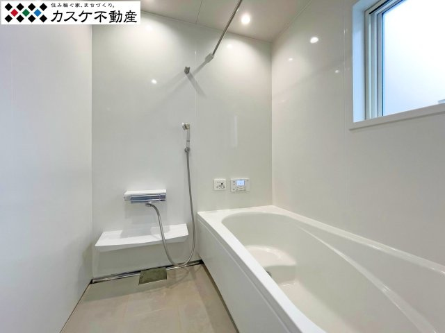 落ち着いた色調のパネルが高級感を演出するバスルーム。最新の設備でお手入れもスムーズに行え、常に清潔な状態を保てます。お子様との入浴もゆったり楽しめる広さがあり、日々の親子の絆を深める場所となります。　