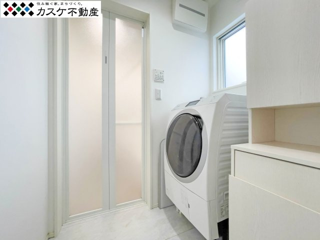 洗面所と脱衣所を分離したこだわりの設計。家族が入浴中でも、気兼ねなく洗面台で身支度を整えることができます。独立したランドリースペースでは、洗濯から室内干しまで完結し、忙しい朝の時間を有効に使えます。　