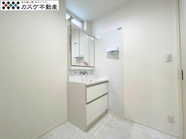 脱衣所とは別に設けられた専用のランドリースペース。花粉や天候を気にせず洗濯物を干せるため、共働き世帯の強い味方となります。生活感を隠しつつ、機能的に家事をこなせる、現代のニーズに寄り添った空間です　