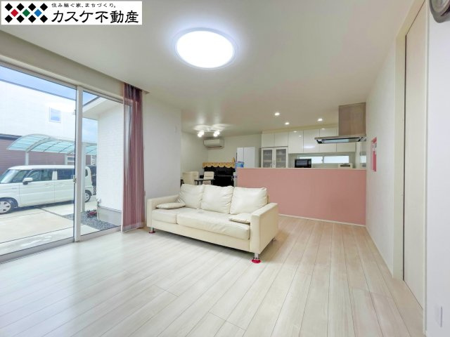 20畳の圧倒的な広さを誇るLDK。大きな窓から光が降り注ぎ、家族が集まる中心の場所としてふさわしい開放感に満ちています。家具の配置も自由自在で、理想のインテリアを存分に楽しめるゆとりがあります。　