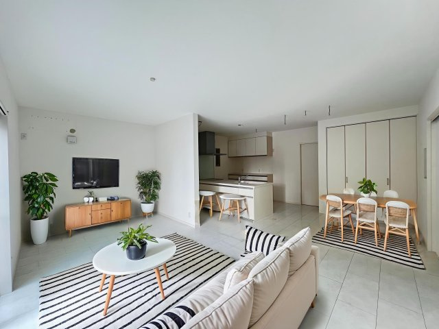 ホワイトを基調としたスタイリッシュな内装　※こちらの家具家電はAIで生成されたものです