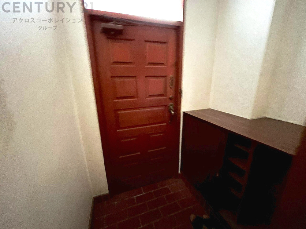 大きな玄関収納付きの玄関です　家族皆様の履物をしっかり収納できます　