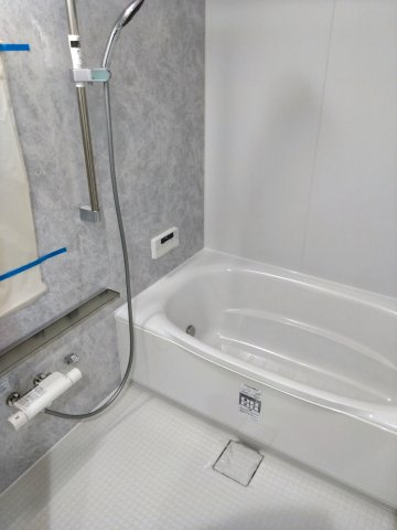 シンプルで清潔感のあるバスルームです。浴室暖房乾燥機完備で、お洗濯物の乾燥に加え、浴室内の湿度も抑えカビも発生しにくくなります。