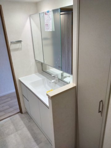 毎日の身支度に欠かせない独立洗面台です。