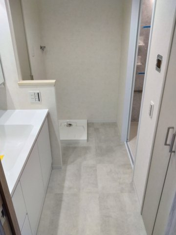 白を基調とした清潔感あふれる洗面室。