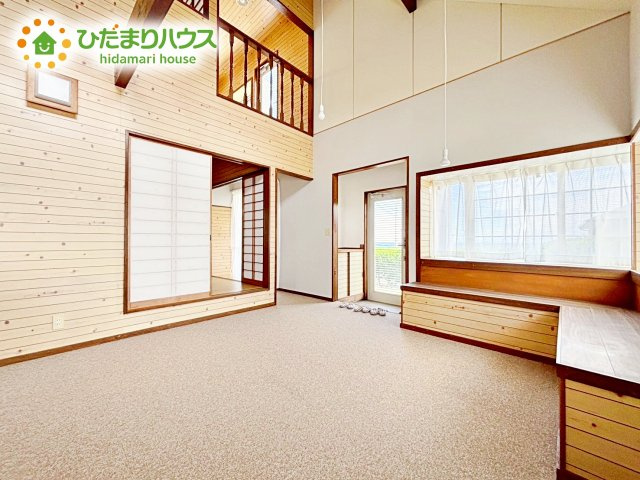 日当たりの良い南の窓に沿ってレイアウトされたLDK。