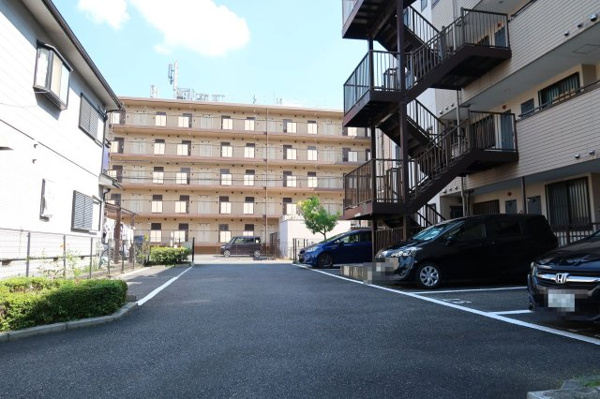 【ロイヤルレインボー草津の駐車場】