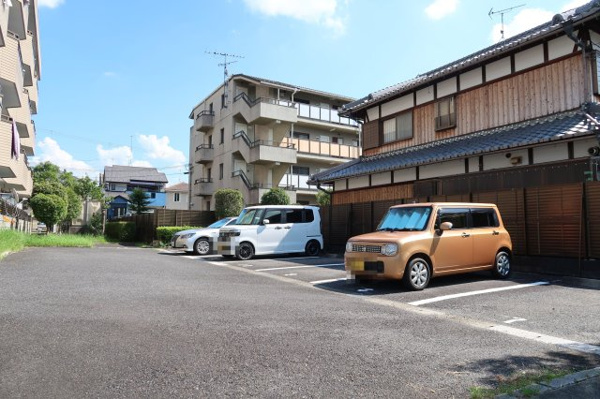 【ロイヤルレインボー草津の駐車場】