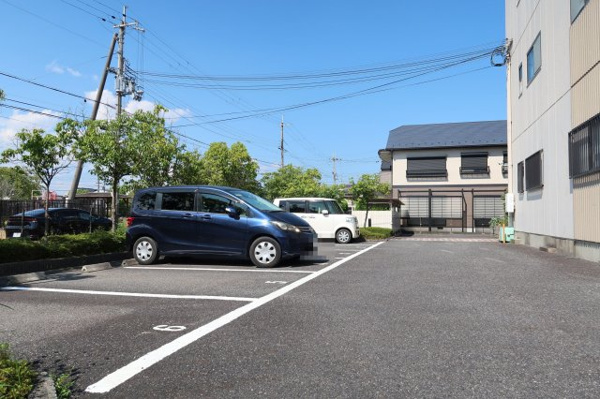 【ロイヤルレインボー草津の駐車場】