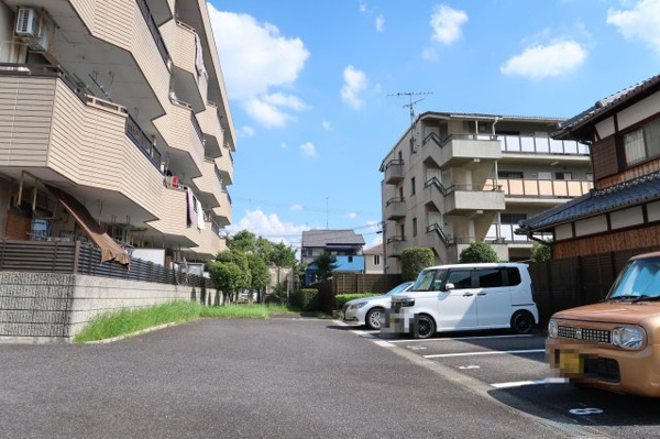【ロイヤルレインボー草津の駐車場】