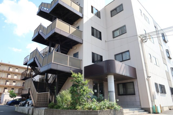 【ロイヤルレインボー草津の外観】