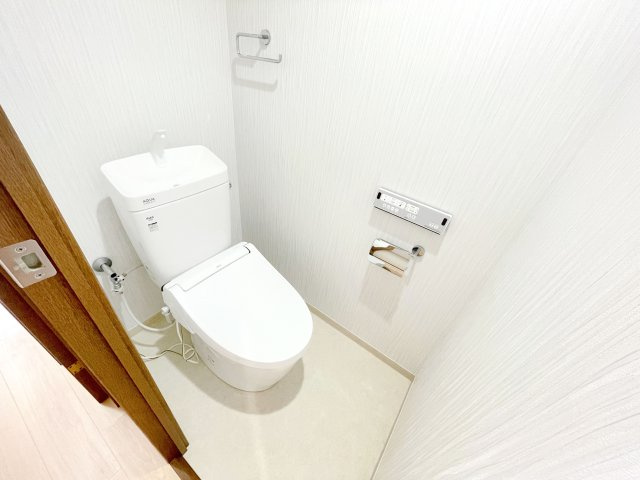 温水洗浄便座機能付きの清潔感あるトイレ。