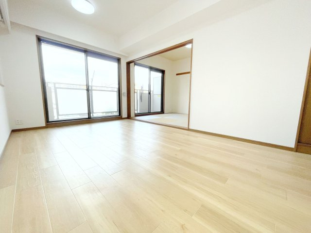 リビング続きの和室はお部屋を広く使えます。
