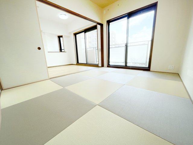 新品の畳が心地よい趣のある和室、押入れもあり収納に便利です。