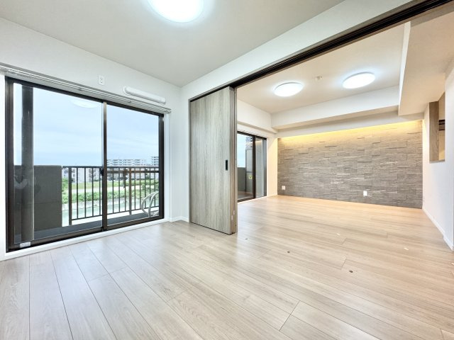 約5.1帖の洋室はリビングとの間仕切りがあり開放すると広々空間がつくれますよ☆